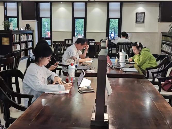 "一位正在馆内自习的女士谈到,"现在延时到晚上九点,下班过来正好